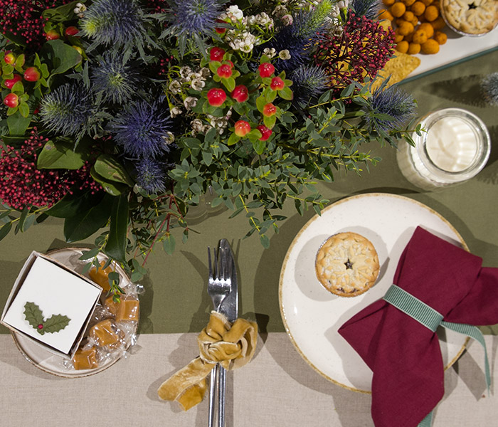 Photo for the journal post: Decorating differently: floral tablescaping
